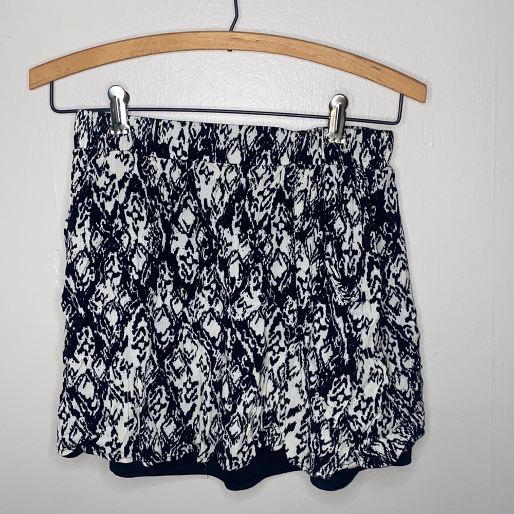 🪿Adorable black and white patterned skirt! - Picture 2 of 4